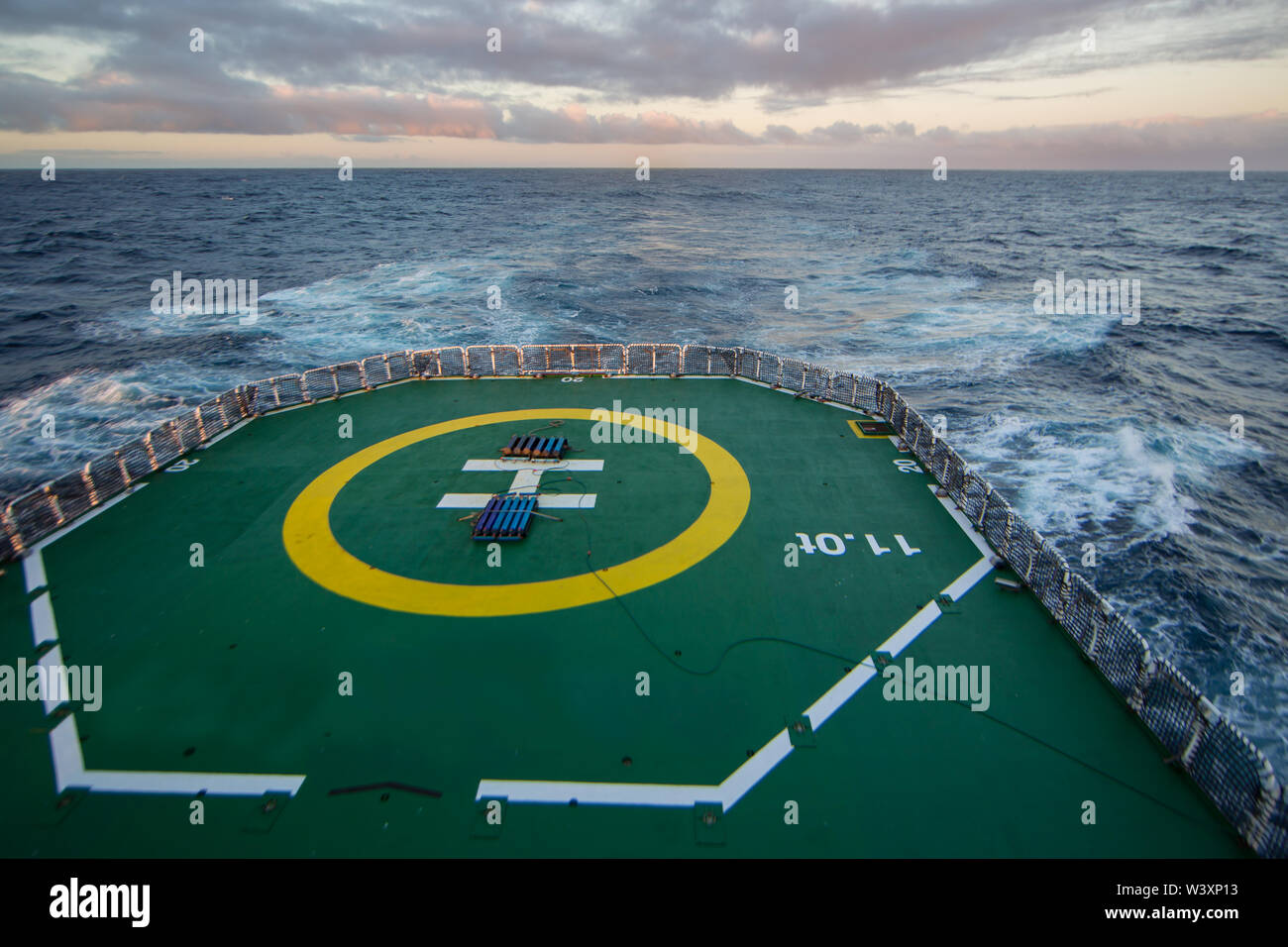 Una nave di ricerca conduce una scientifica crociera oceanografica nel sud dell'Oceano Atlantico. Foto Stock