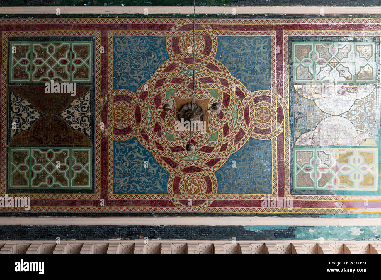 Ucraina Odessa, Deribasivska Street, 12 giugno 2019. Bel mosaico sul soffitto all'ingresso della fine del XIX secolo il passaggio dello shopping. Foto Stock