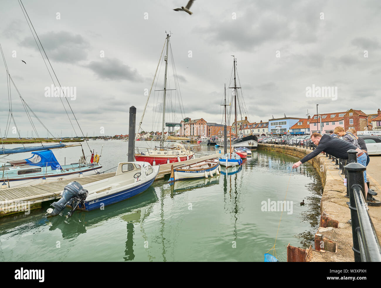 Attività di pesca del granchio a Wells-next-il-mare, una vacanza balneare cittadina sulla costa nord di Norfolk, accanto al mare del Nord. Foto Stock