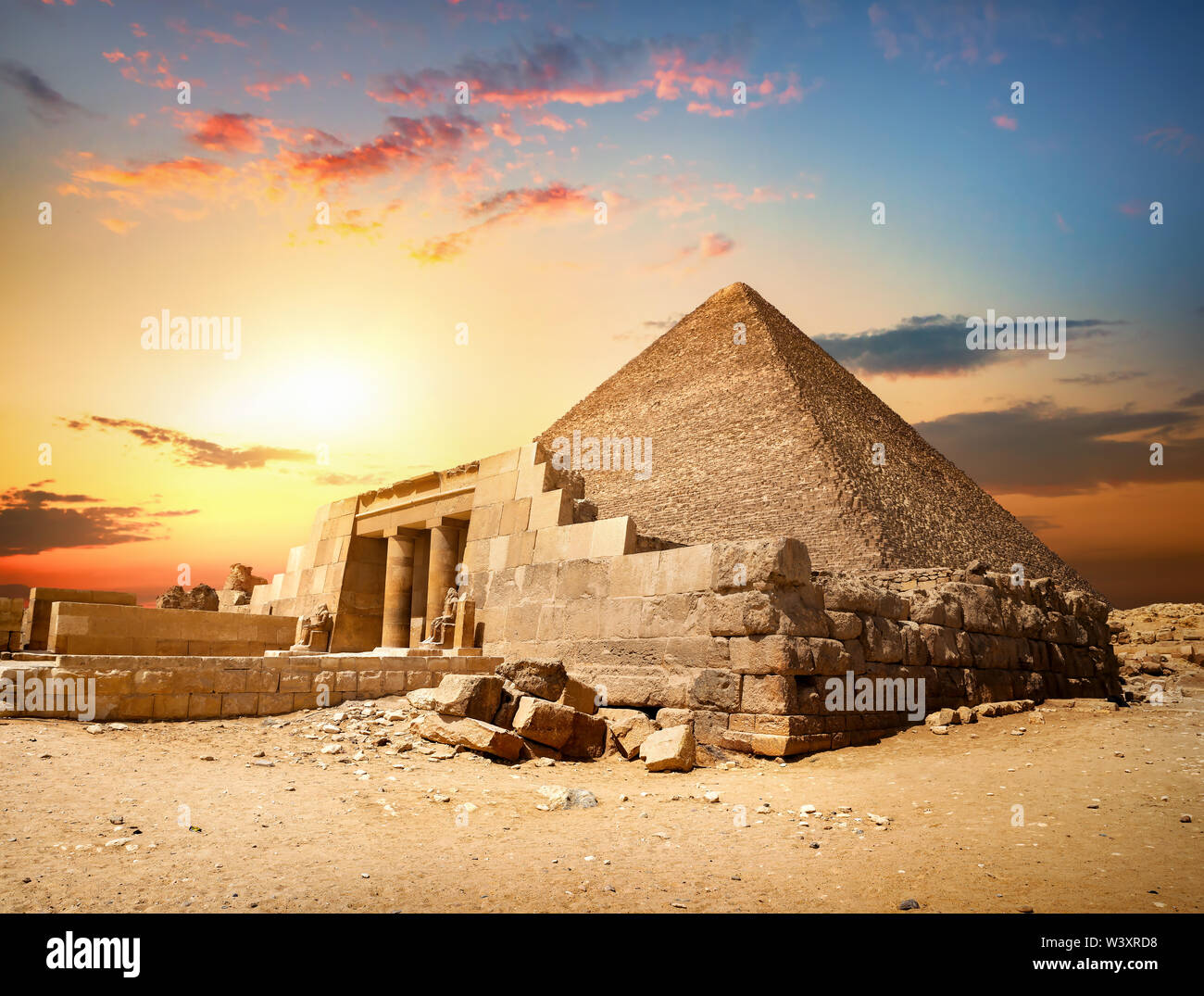 Rovinato piramide di Cheope in Il Cairo Egitto Foto Stock