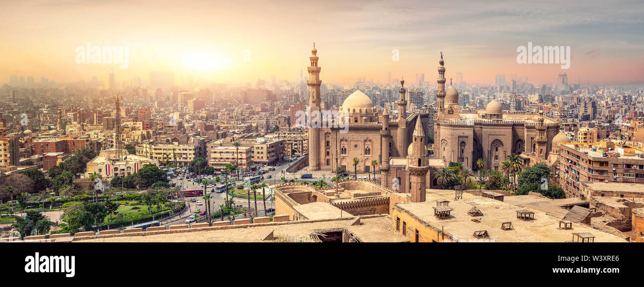 Vista della moschea del sultano Hassan al Cairo Foto Stock