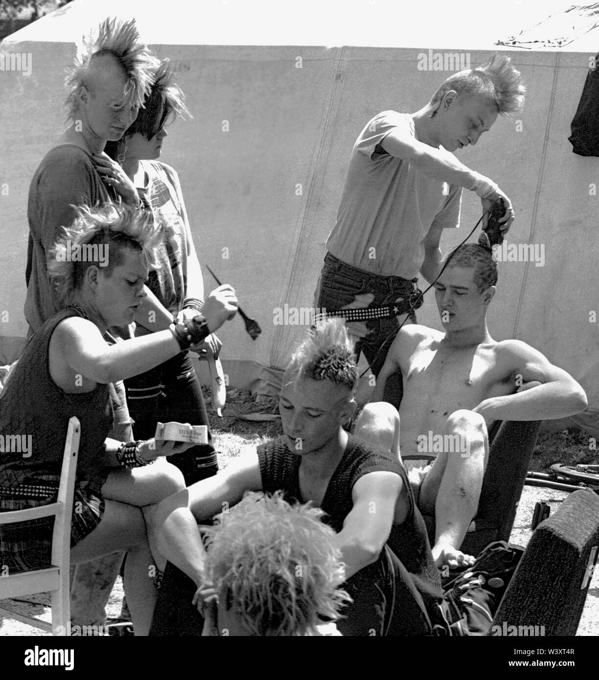 Archiviato - 01 gennaio 1983, Berlin: Berlin-Bezirke / Kreuzberg / 7 / 1983 a Berlino molte delle case accovacciata vengono evacuati, compresa quella di questi punkers. Essi sono il campeggio a Mariannenplatz in segno di protesta. La cura del corpo è scritto in lettere maiuscole. Ogni giorno un nuovo colore per i capelli // La gioventù / squatter / squatter / appartamento / Politica / distretti / Punk / punk Foto: Paul Glaser/dpa-Zentralbild/ZB Foto Stock