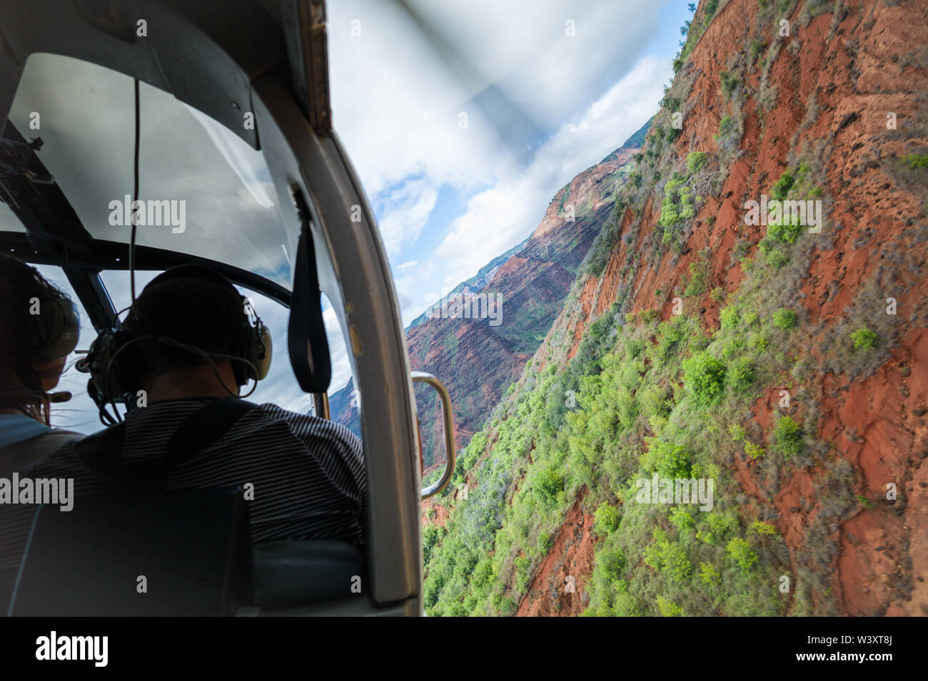 Un tour in elicottero è un modo mozzafiato per scoprire il fantastico scenario dell'antenna di Kauai, Hawaii, Stati Uniti tra cui la famosa costa di Na Pali e il Canyon di Waimea. Foto Stock