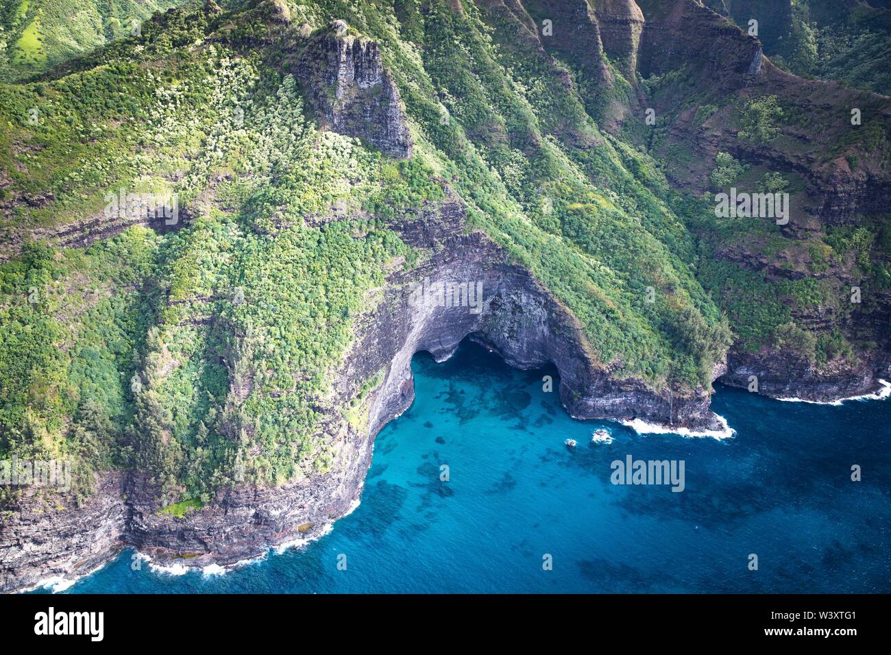 Un tour in elicottero è un modo mozzafiato per scoprire il fantastico scenario dell'antenna di Kauai, Hawaii, Stati Uniti tra cui la famosa costa di Na Pali Foto Stock