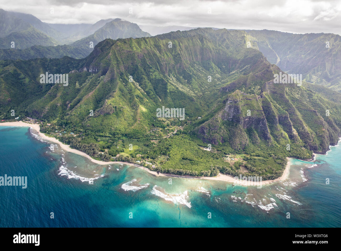 Un tour in elicottero è un modo mozzafiato per scoprire il fantastico scenario dell'antenna di Kauai, Hawaii, Stati Uniti tra cui la famosa costa di Na Pali Foto Stock