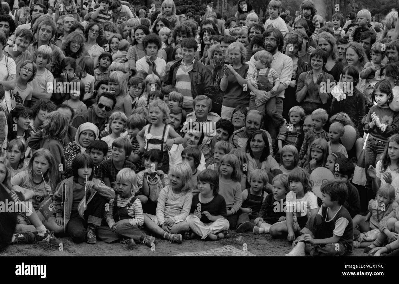 Archiviato - 01 gennaio 1982, Berlino: quartieri di Berlino/Kreuzberg/Auslaender/8/ 1982 Mariannenplatzfest: Kreuzberger miscela, pubblico in un evento di folklore // multi-culturale/turchi/folla/persone/bambini.Caption locale *** stranieri/Turchi Foto: Paul Glaser/dpa-Zentralbild/ZB Foto Stock