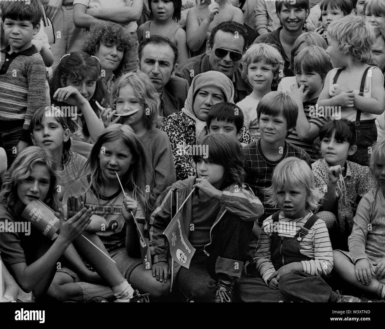 Archiviato - 01 gennaio 1982, Berlino: quartieri di Berlino/Kreuzberg/Auslaender/8/ 1982 Mariannenplatzfest: Kreuzberger miscela, pubblico in un evento di folklore // multi-culturale/turchi/folla/persone/bambini.Caption locale *** stranieri/Turchi Foto: Paul Glaser/dpa-Zentralbild/ZB Foto Stock