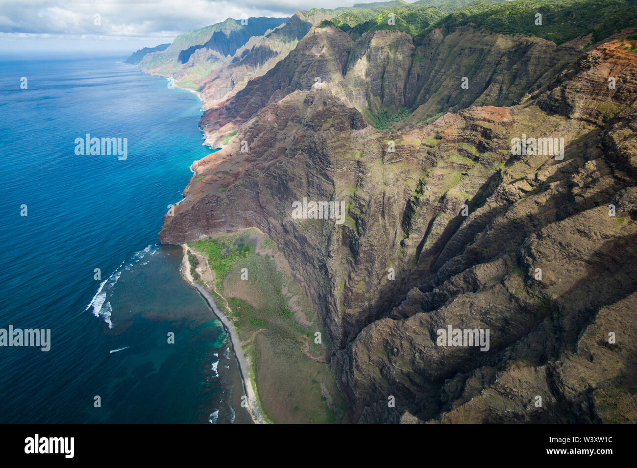 Un tour in elicottero è un modo mozzafiato per scoprire il fantastico scenario dell'antenna di Kauai, Hawaii, Stati Uniti tra cui la famosa costa di Na Pali e il Canyon di Waimea Foto Stock