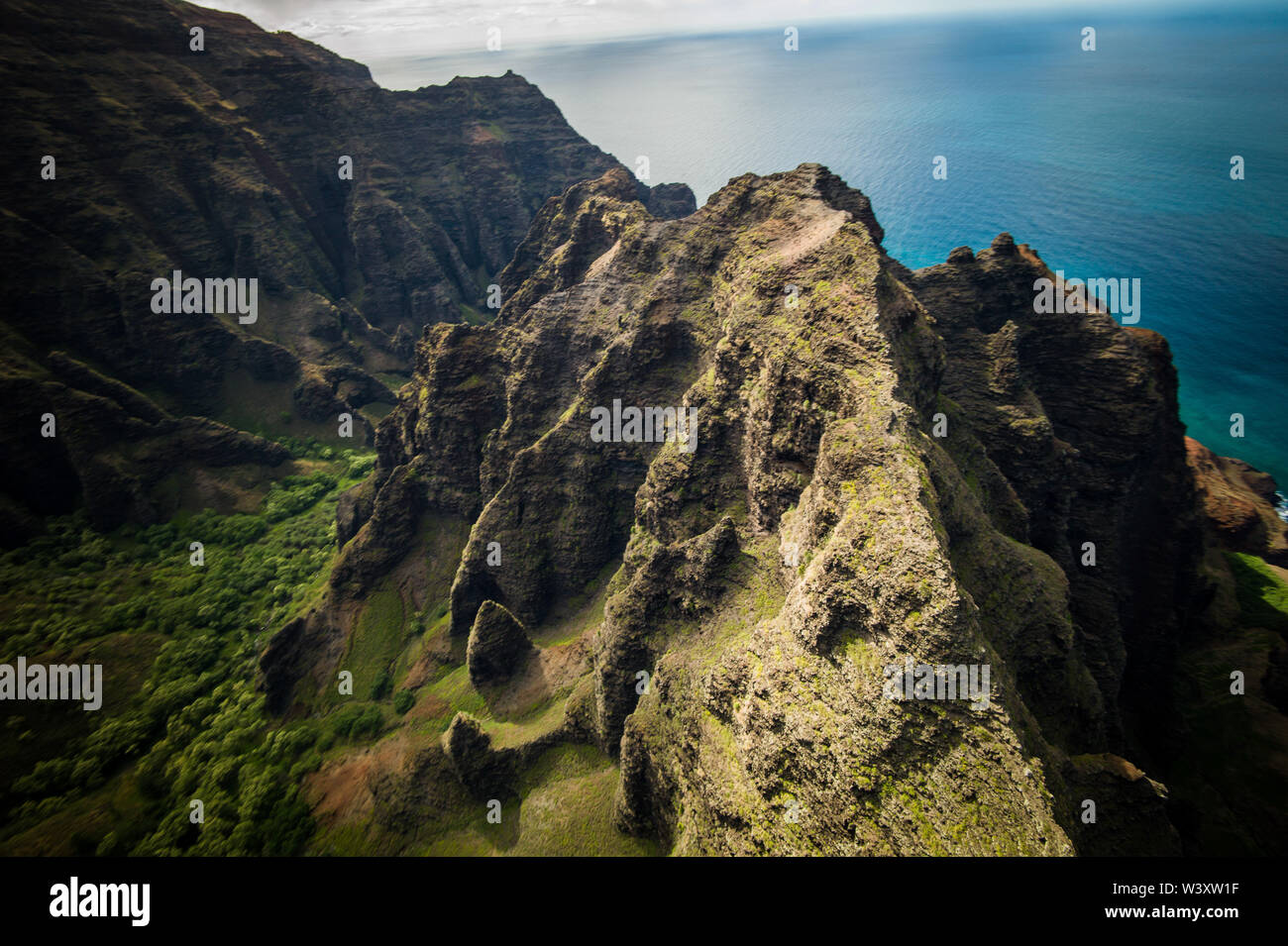 Un tour in elicottero è un modo mozzafiato per scoprire il fantastico scenario dell'antenna di Kauai, Hawaii, Stati Uniti tra cui la famosa costa di Na Pali e il Canyon di Waimea Foto Stock