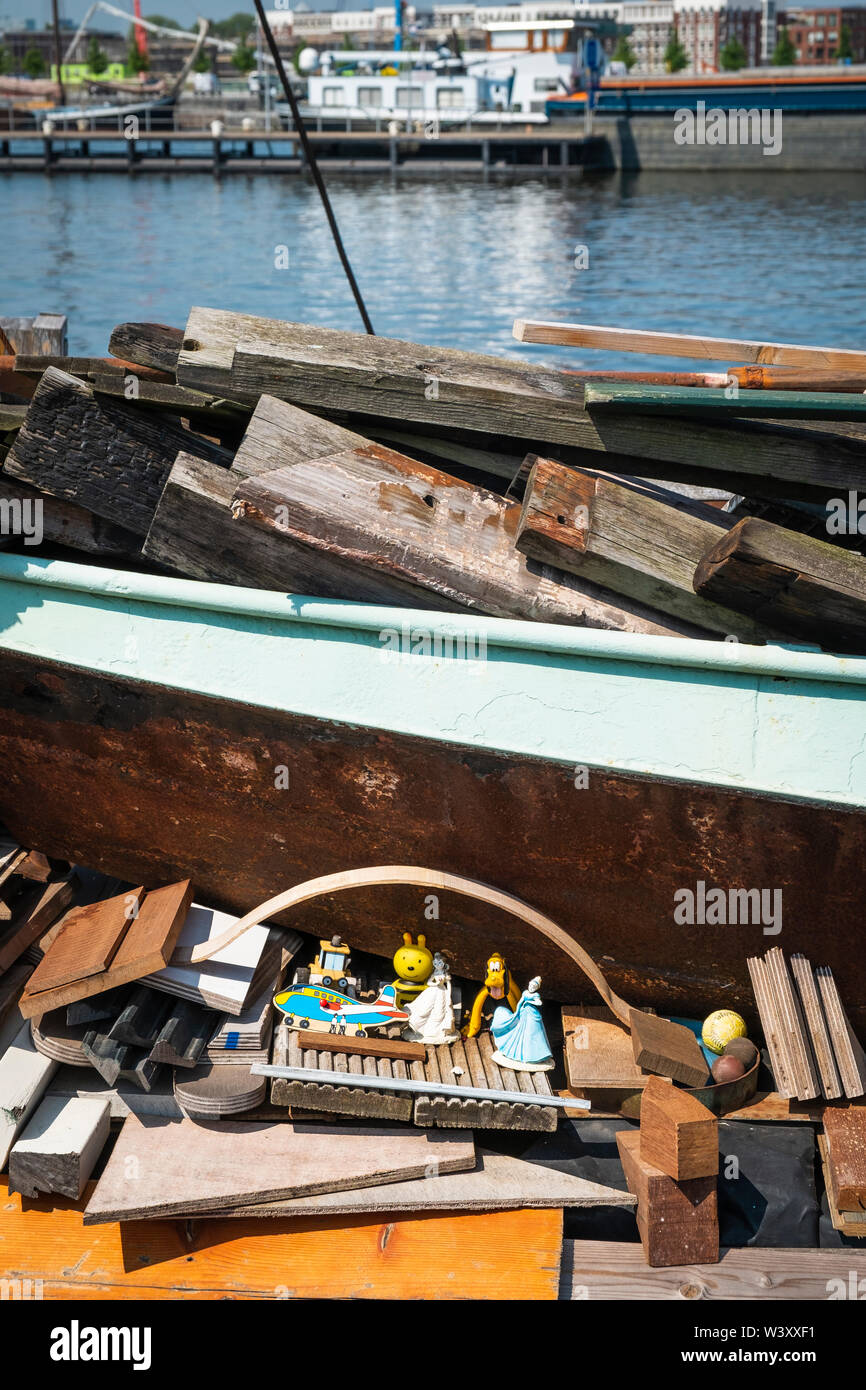 Una collezione di esoterico di figurine di plastica sul ponte di un Houseboat Amsterdam. Foto Stock