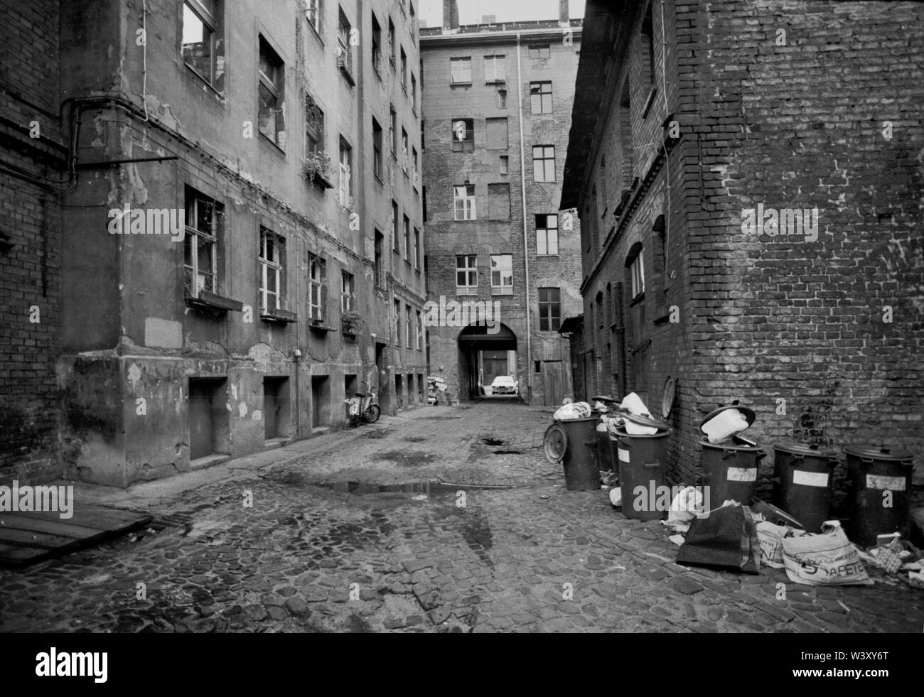 Archiviato - 01 gennaio 1979, Berlino: quartieri di Berlino/Kreuzberg/28.9.1979 area di riabilitazione in modo36, Adalbertstrasse, Waldemarstrasse. Queste case dovrebbero tutti essere demolito per costruire nuove e proficue edifici. Nel 1980 l'area è stata dichiarata una zona di riqualificazione da parte del Senato. Vi è stata poi la -cauto rinnovamento urbano- // alloggiamento/Backyard/Opinioni Foto: Paul Glaser/dpa-Zentralbild/ZB Foto Stock