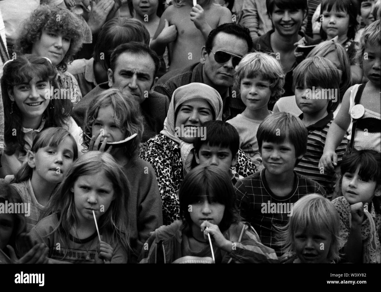 Archiviato - 01 gennaio 1982, Berlino: quartieri di Berlino/Kreuzberg/Auslaender/8/ 1982 Mariannenplatzfest: Kreuzberger miscela, pubblico in un evento di folklore // multi-culturale/turchi/folla/persone/bambini.Caption locale *** stranieri/Turchi Foto: Paul Glaser/dpa-Zentralbild/ZB Foto Stock
