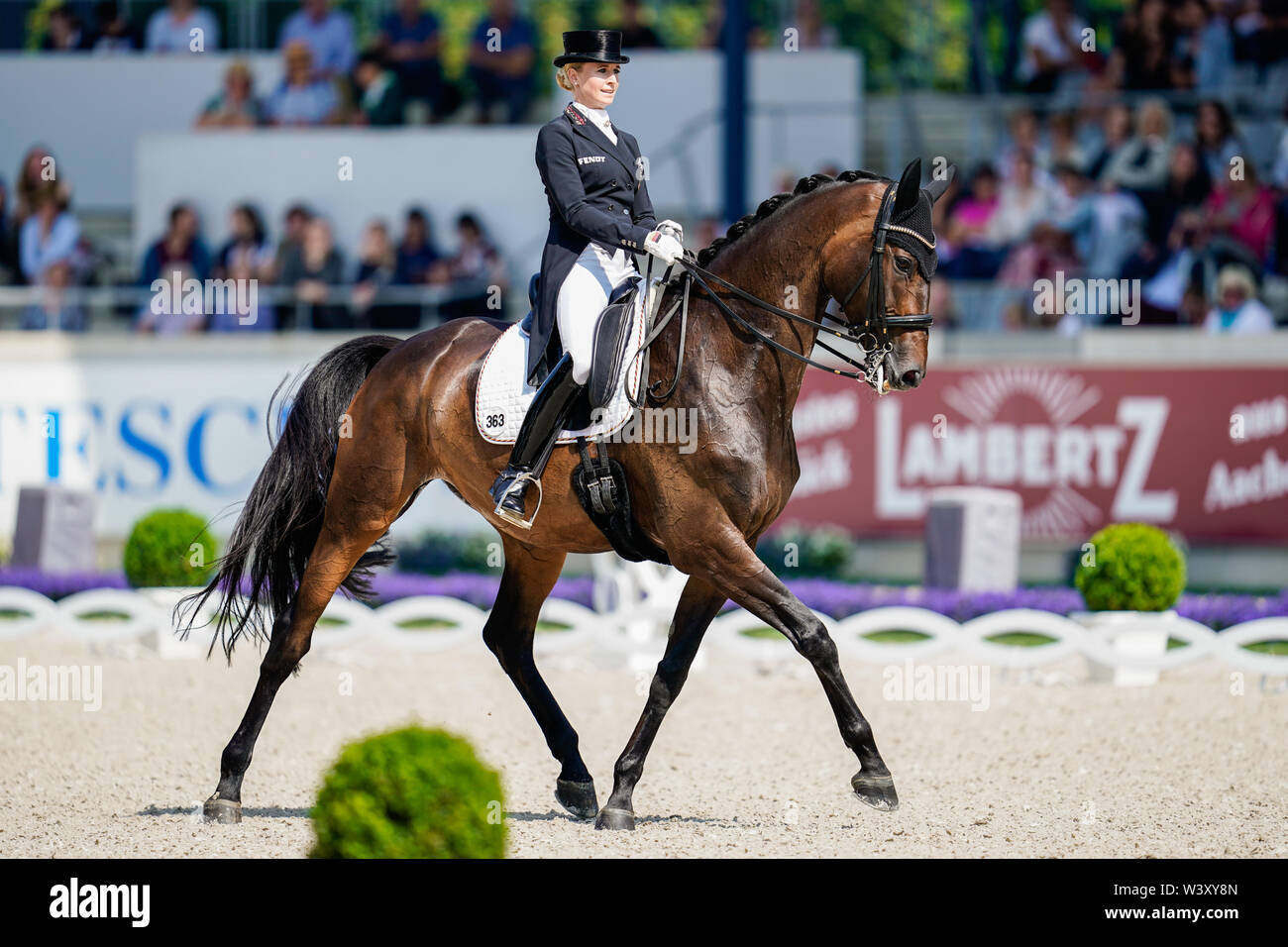 Aachen, Germania. 18 Luglio, 2019. CHIO, sport equestri, dressage: Tedesco dressage rider Jessica von Bredow-Werndl sul cavallo Dalera passeggiate attraverso il corso. Credito: Uwe Anspach/dpa/Alamy Live News Foto Stock