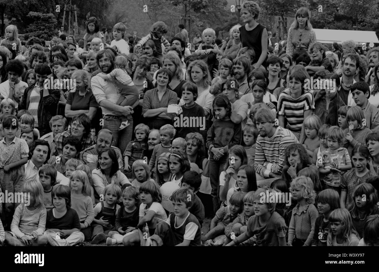 Archiviato - 01 gennaio 1982, Berlino: quartieri di Berlino/Kreuzberg/Auslaender/8/ 1982 Mariannenplatzfest: Kreuzberger miscela, pubblico in un evento di folklore // multi-culturale/turchi/folla/persone/bambini.Caption locale *** stranieri/Turchi Foto: Paul Glaser/dpa-Zentralbild/ZB Foto Stock