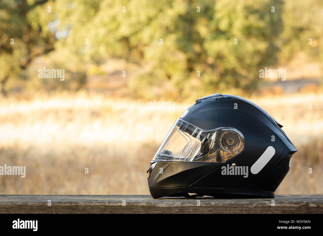 Biker casco su un tavolo di legno con copia spazio per il testo Foto Stock Biker casco su un tavolo di legno con copia spazio per il testo Foto Stock
