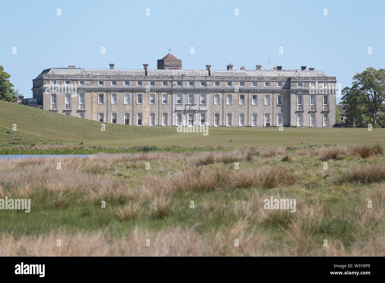 Petworth House nella parrocchia di Petworth, West Sussex, in Inghilterra, è una fine del XVII secolo del grado che ho elencato la country house. Foto Stock