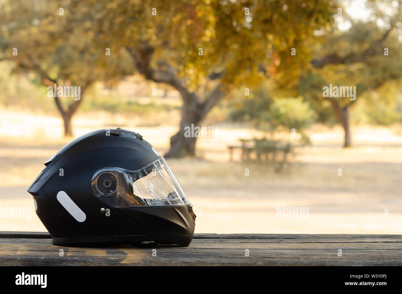 Biker casco su un tavolo di legno con copia spazio per il testo Foto Stock Biker casco su un tavolo di legno con copia spazio per il testo Foto Stock