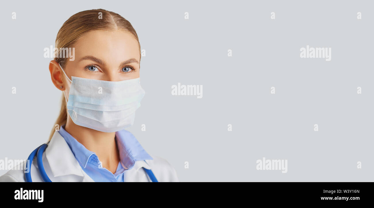Medico donna che indossa una maschera . Foto Stock