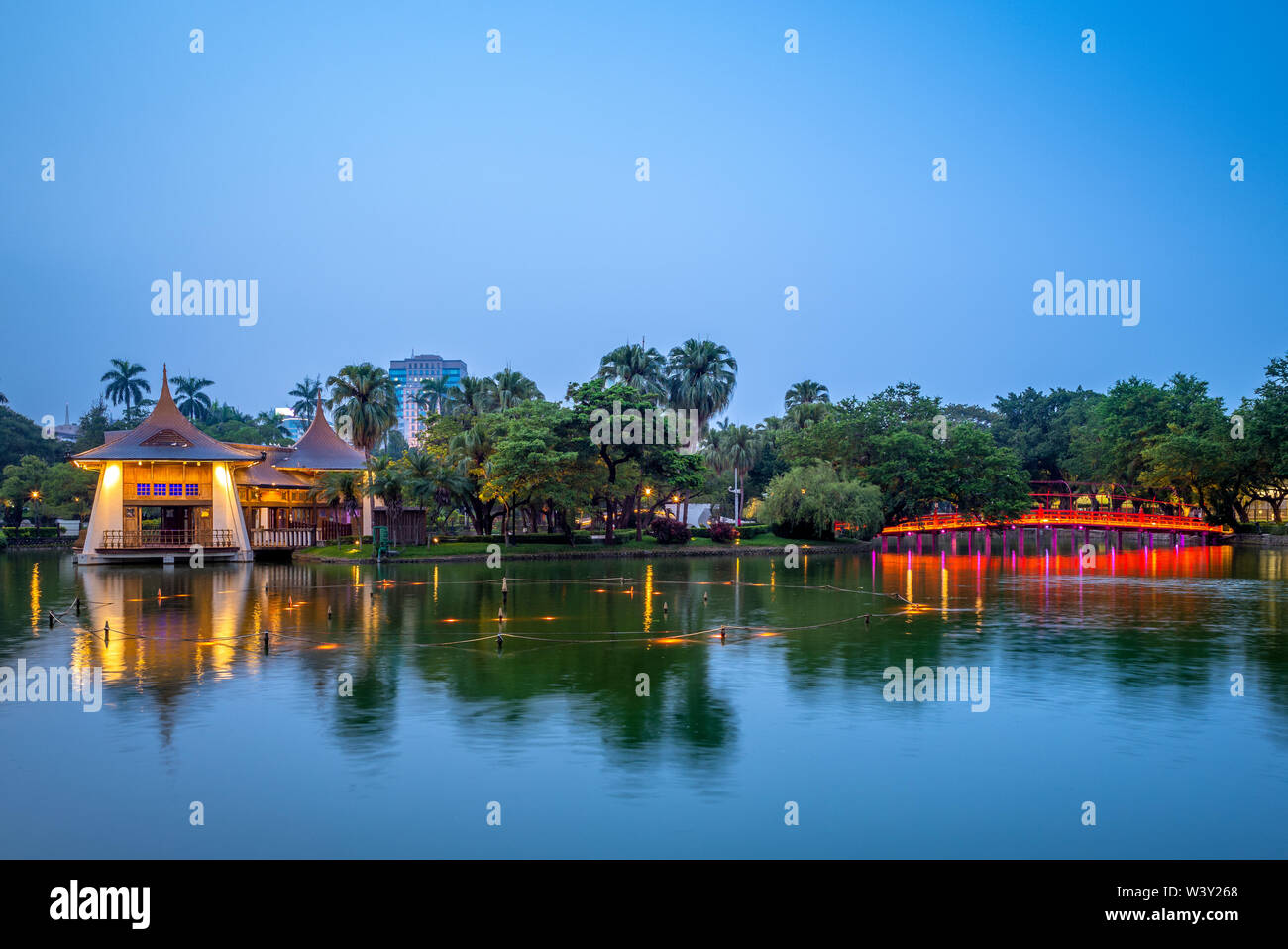 Scena notturna di Taichung in zhongshan park Foto Stock