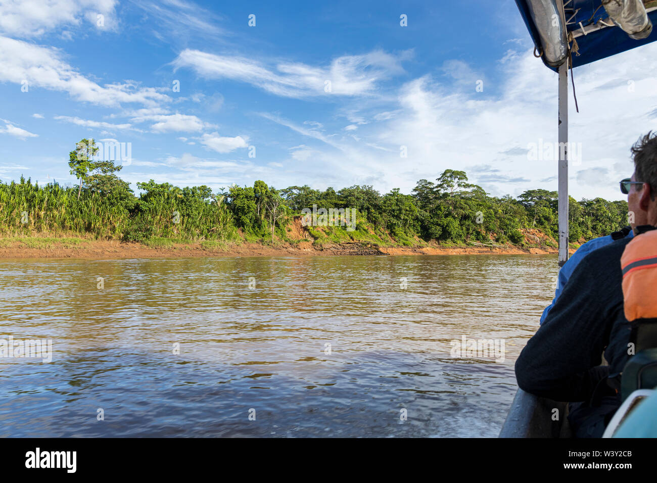 I turisti in viaggio in barca sul fiume Tambopata in Amazzonia regione del Perù, Sud America Foto Stock