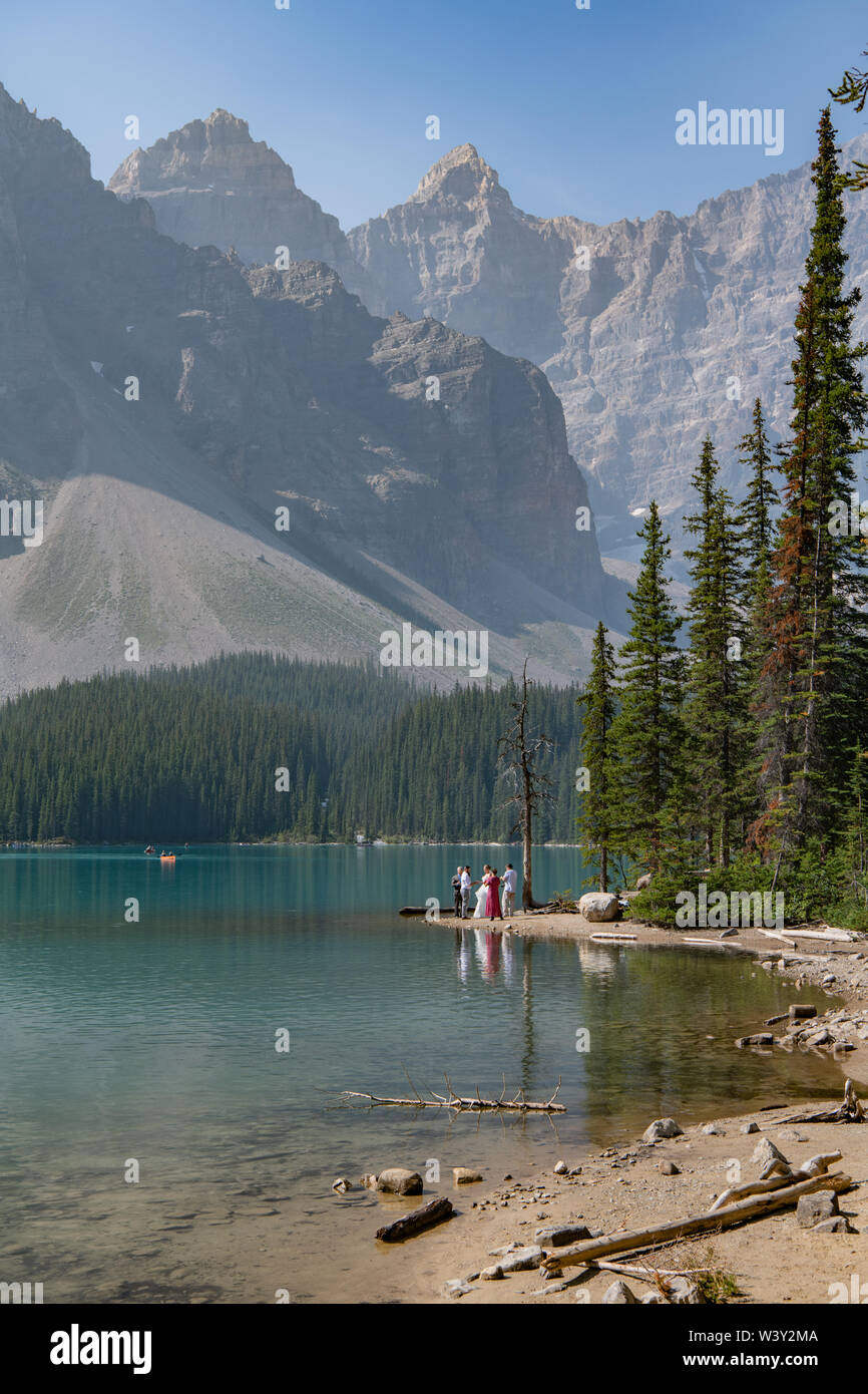 Coppia sposarsi sulla riva delle belle acque limpide di Moraine Lake Alberta, Canada Foto Stock