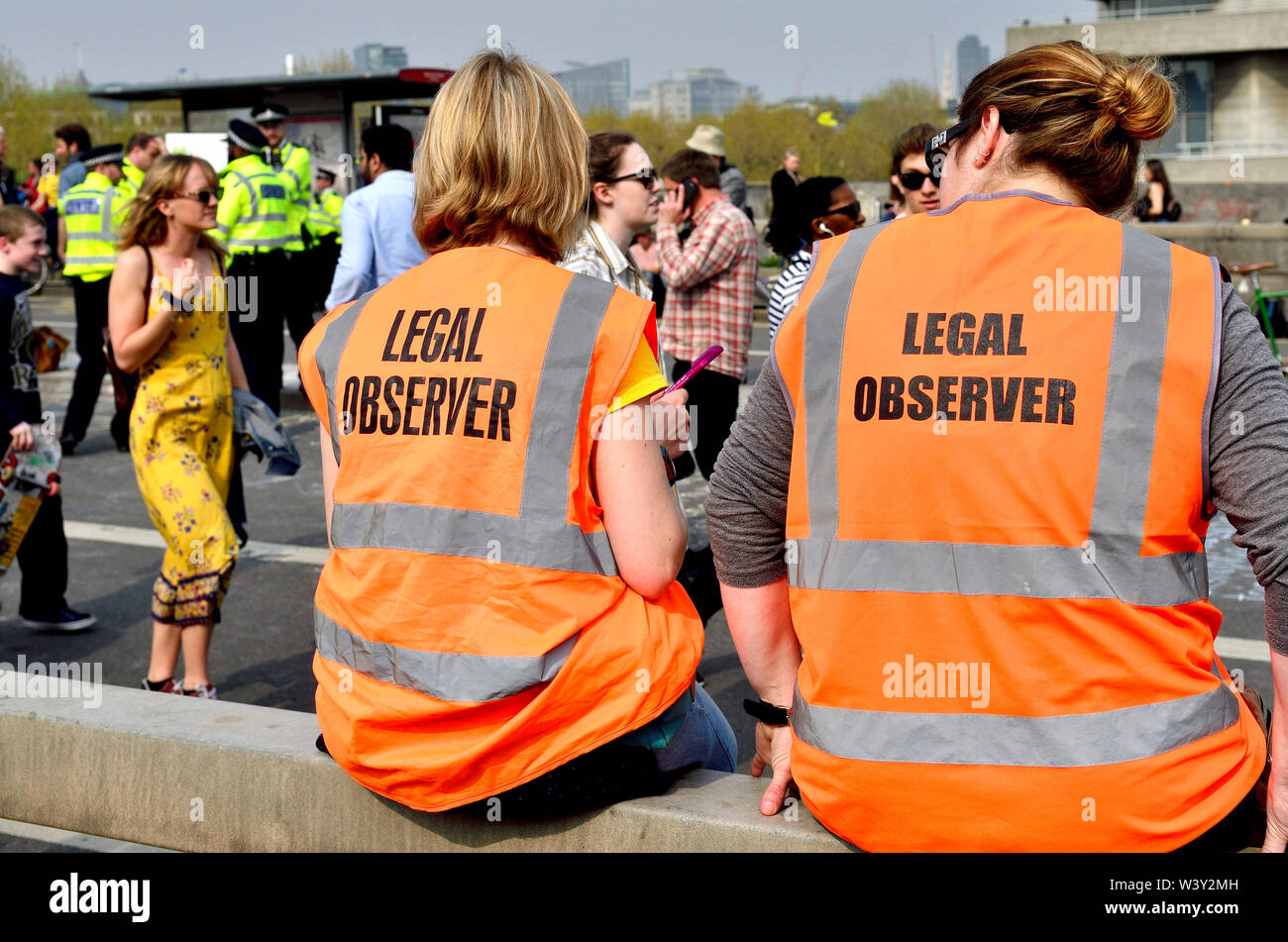 Londra, Inghilterra, Regno Unito. Gli osservatori legali a una dimostrazione (estinzione della ribellione onWaterloo Bridge, 2019) Foto Stock