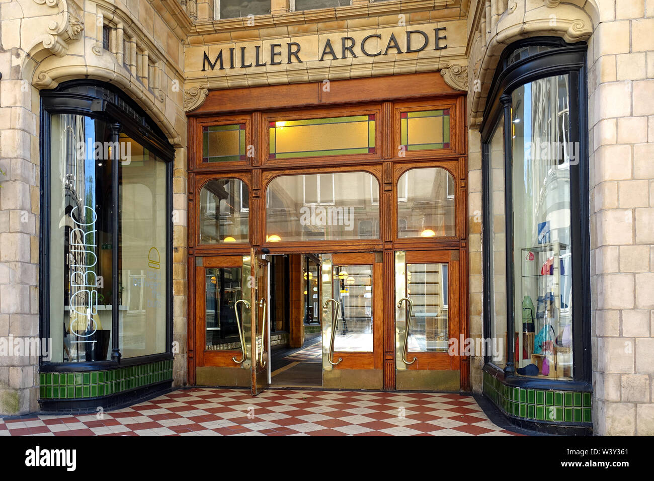 Costruito nel 1899, Miller Arcade è un elegante in stile vittoriano galleria dello shopping nel centro della citta' di Preston. Esso è stato ispirato dal grande Burlington Arcade di Londra. Foto Stock