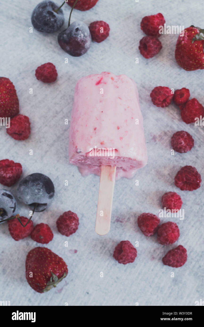 In casa berry gelati su Sfondo marmo Foto Stock