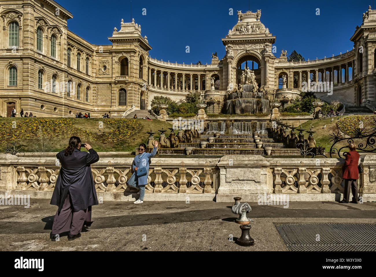 Marsiglia, Francia, marzo 2019, turista fotografato dal Palais Longchamp. Casa del "Musée des beaux-Arts. Foto Stock