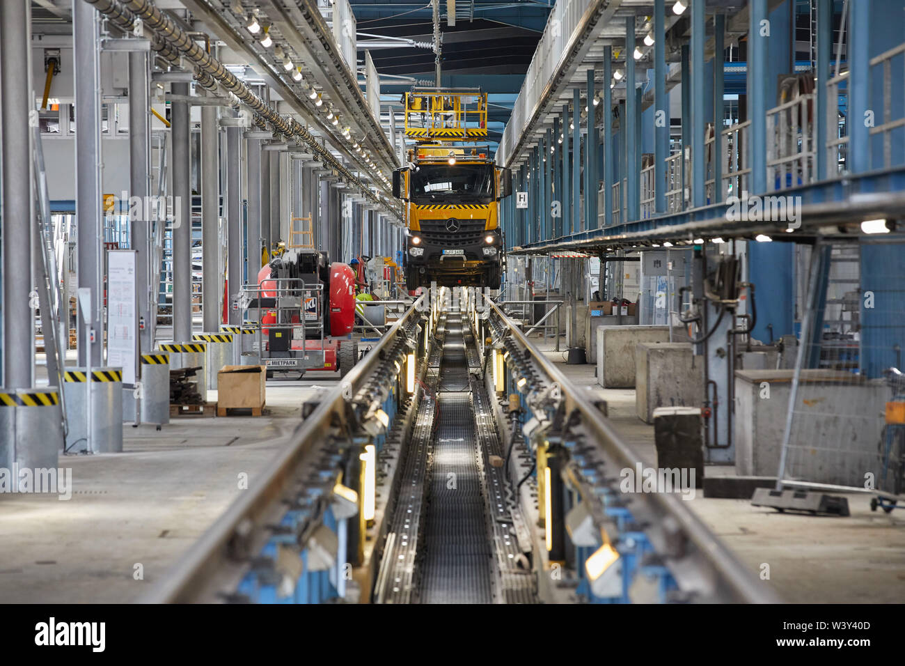 18 luglio 2019, Amburgo: un carrello elevatore è in piedi su una pista di manutenzione all'impianto di ghiaccio in Langenfelde. La Deutsche Bahn ha presentato le misure per espandere il ghiaccio servizi di manutenzione. Foto: Georg Wendt/dpa Foto Stock