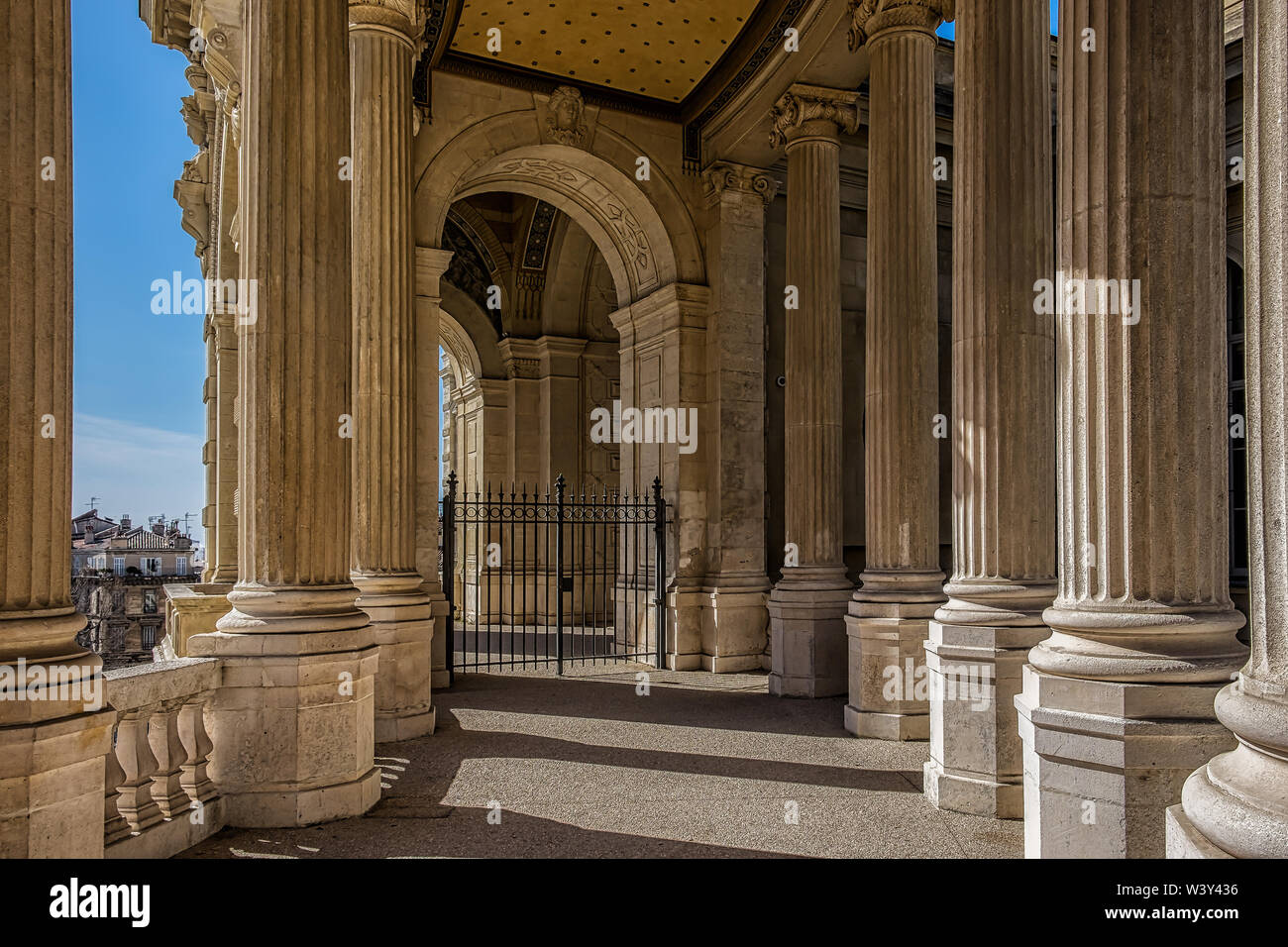 Marsiglia, Francia, marzo 2019, vista delle colonne del Palais Longchamp. Ospita il "Musée des beaux-Arts e il Musée d'histoire naturelle" Foto Stock