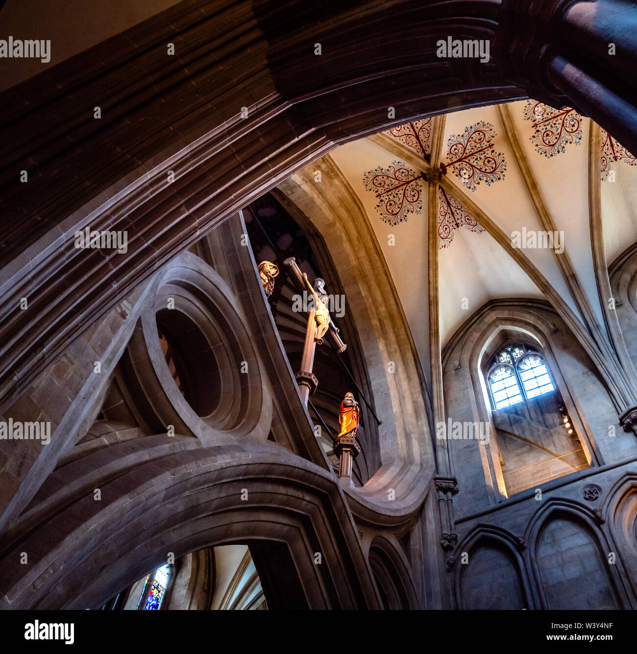 Guardando verso l'alto la forbice o St Andrews archi trasversali rivolto verso la navata centrale della Cattedrale di Wells nel Somerset REGNO UNITO con Cristo crocifisso guardando verso il basso Foto Stock