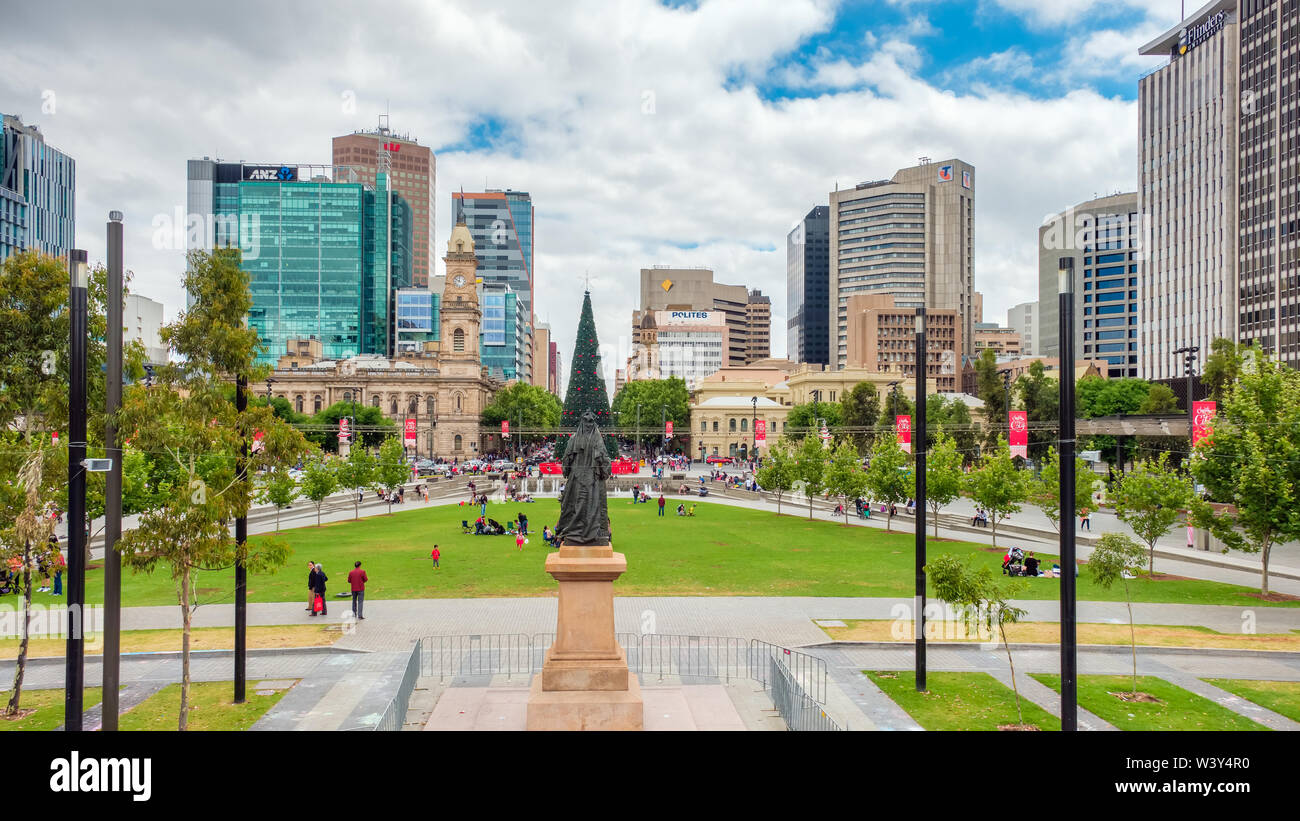 CBD di Adelaide, Australia - 18 Novembre 2017: Victoria Square con le persone dopo Natale Pageant celebrazione su un giorno visto verso nord Foto Stock