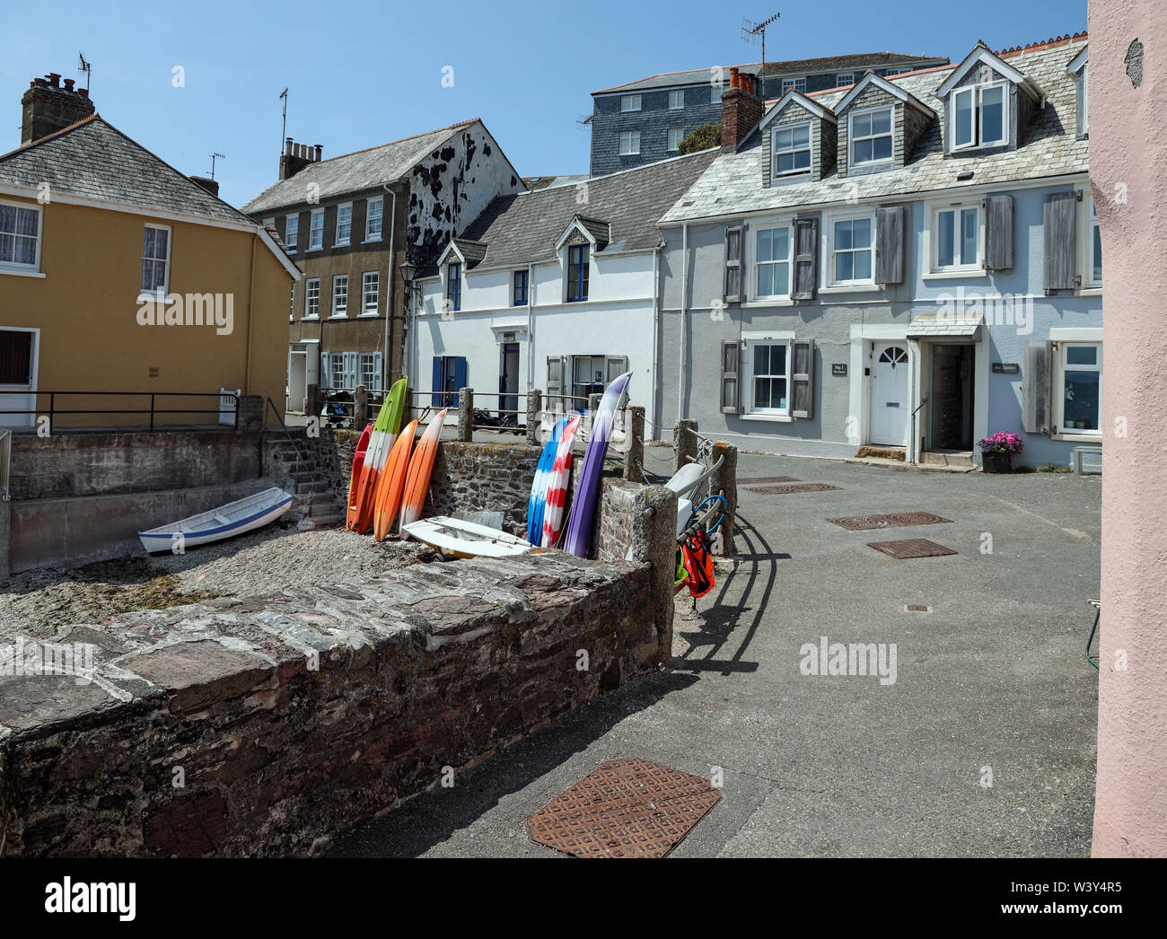 Kingsand con barche e tavole da surf sulla piccola spiaggia Foto Stock