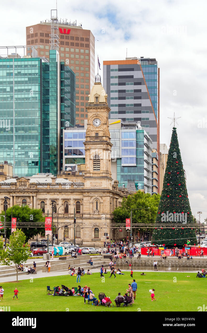 CBD di Adelaide, Australia - 18 Novembre 2017: Victoria Square con le persone dopo Natale Pageant celebrazione su un giorno visto verso nord Foto Stock