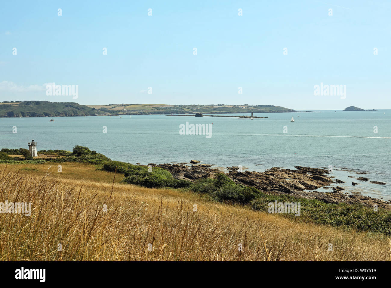 Il frangiflutti, Plymouth Sound e il Mewstone come visto dal percorso quando si avvicina da Mount Edgcumbe Park Foto Stock