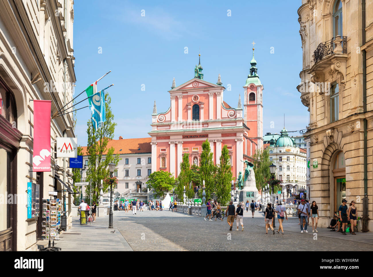 La Rosa chiesa francescana e ponte triplo dalla città vecchia Stritarjeva ulica Ljubljana Slovenia EU Europe Foto Stock