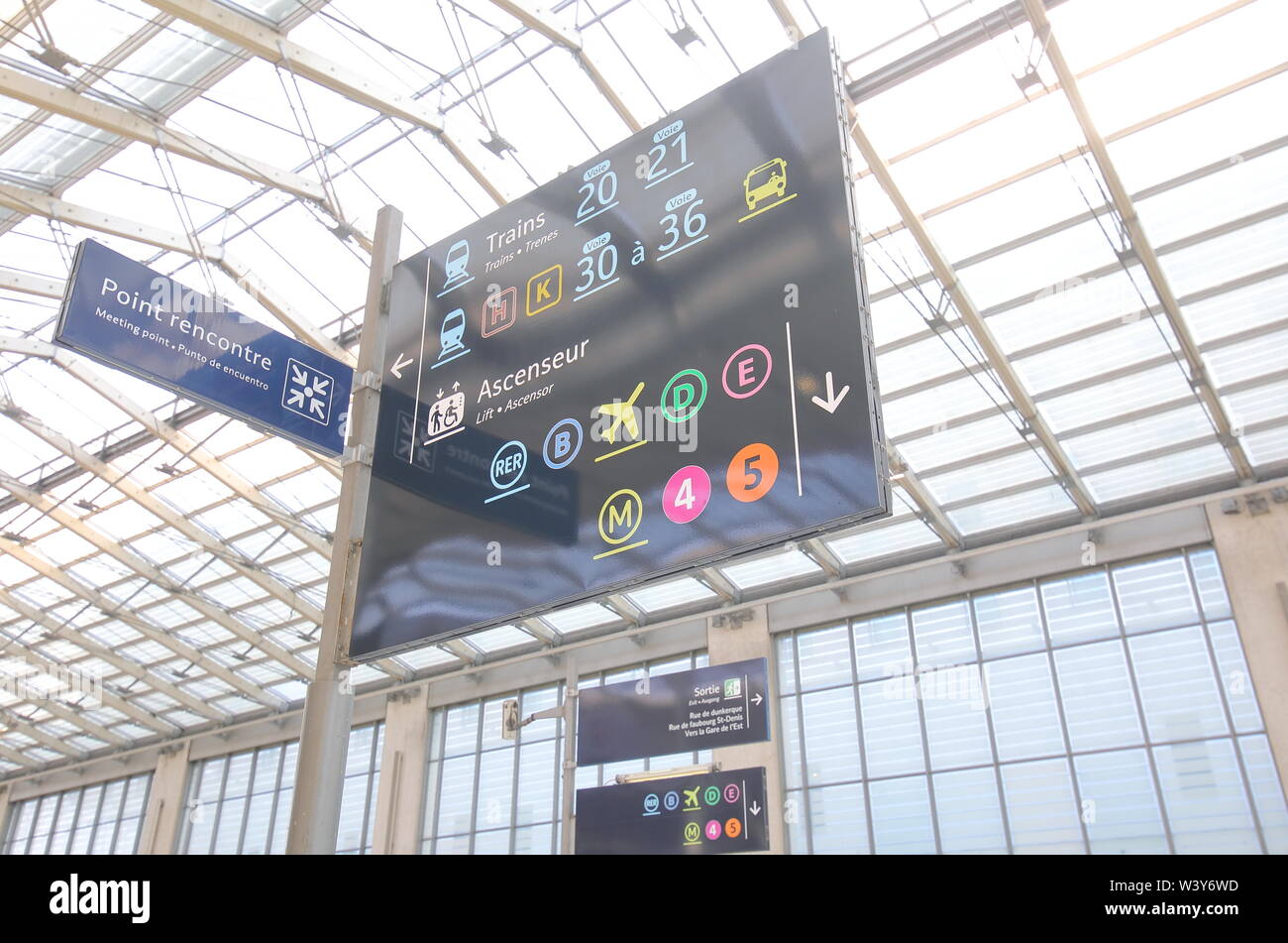 Stazione dei treni di Gare du Nord information board Parigi Francia Foto Stock