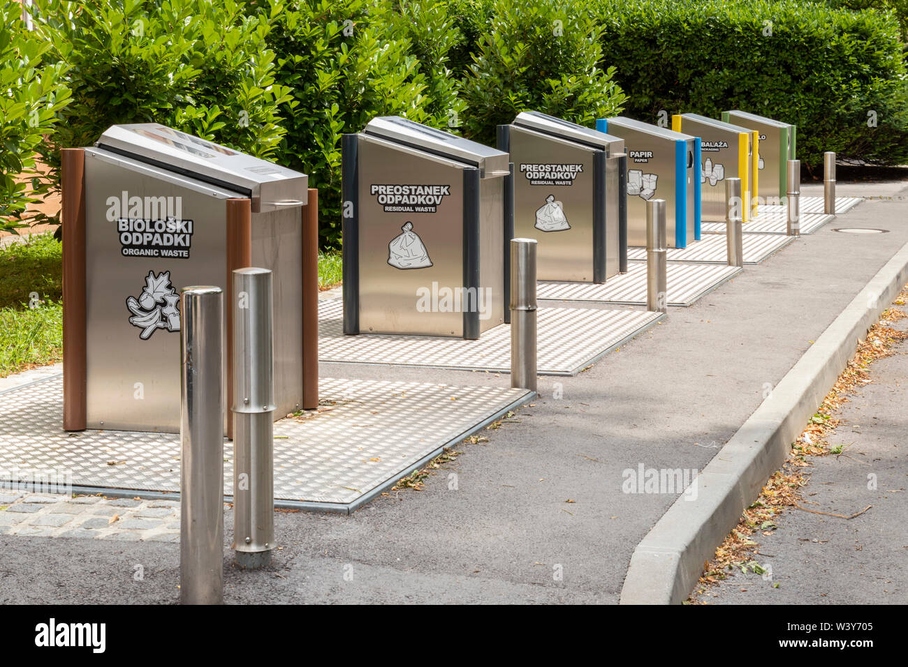 Gli scomparti di riciclaggio per la raccolta differenziata e il riciclo di rifiuti, cestino,rifiutare nel centro della città di Lubiana in Slovenia EU Europe Foto Stock