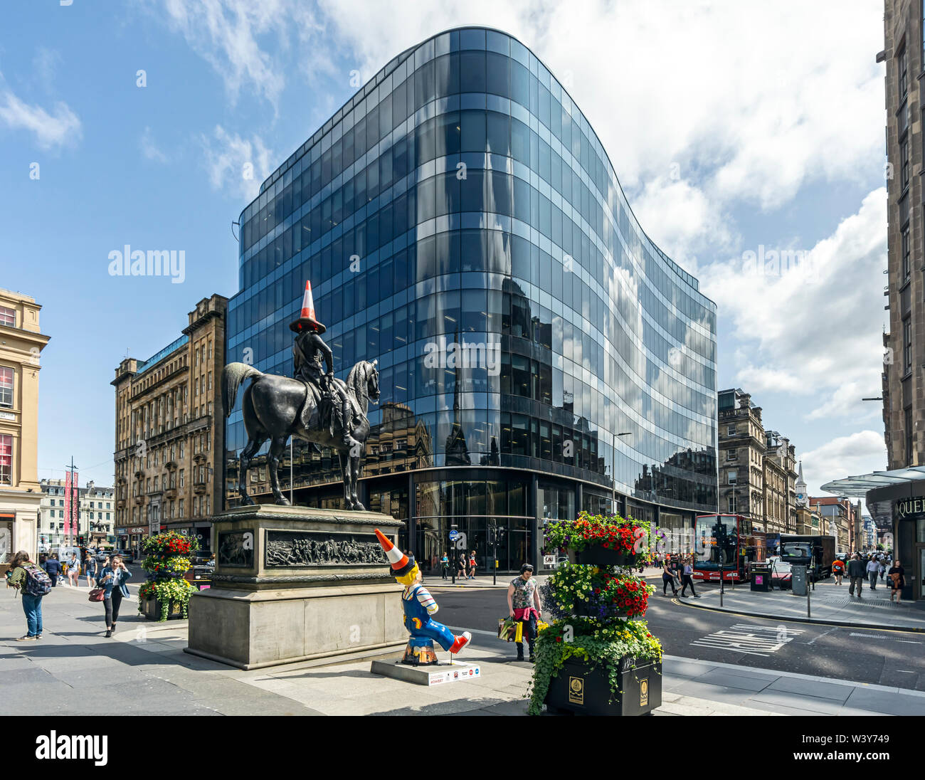 Edificio per uffici 110 Queen Street sull'angolo di Queen Street e Ingram Street nel centro della città di Glasgow Scotland Regno Unito con il monumento di Wellington Foto Stock