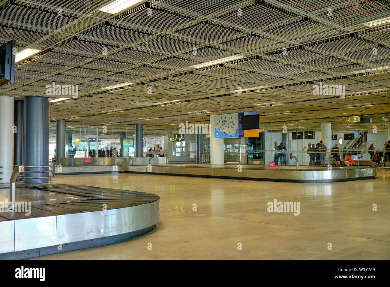 Marsiglia, Francia, caros bagaglio vuoto all'aeroporto in una zona tranquilla senza nessuno Foto Stock