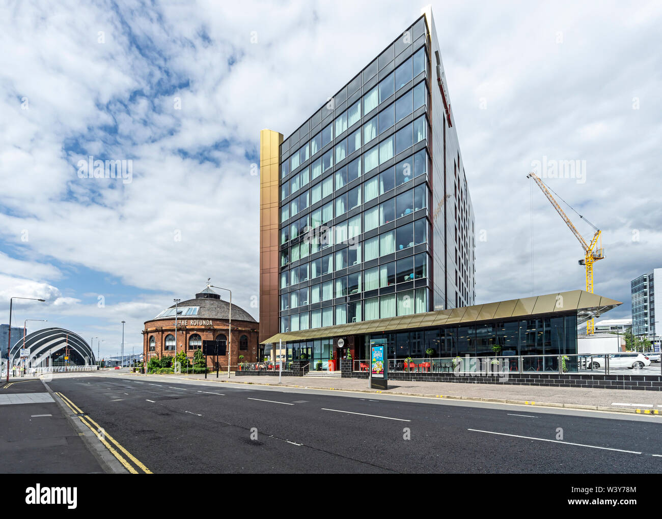 Nuovo hotel Radisson rosso nel Tunnel Street off Finnieston Quay a Glasgow Scozia con La Rotunda e Armadillo sinistra Foto Stock