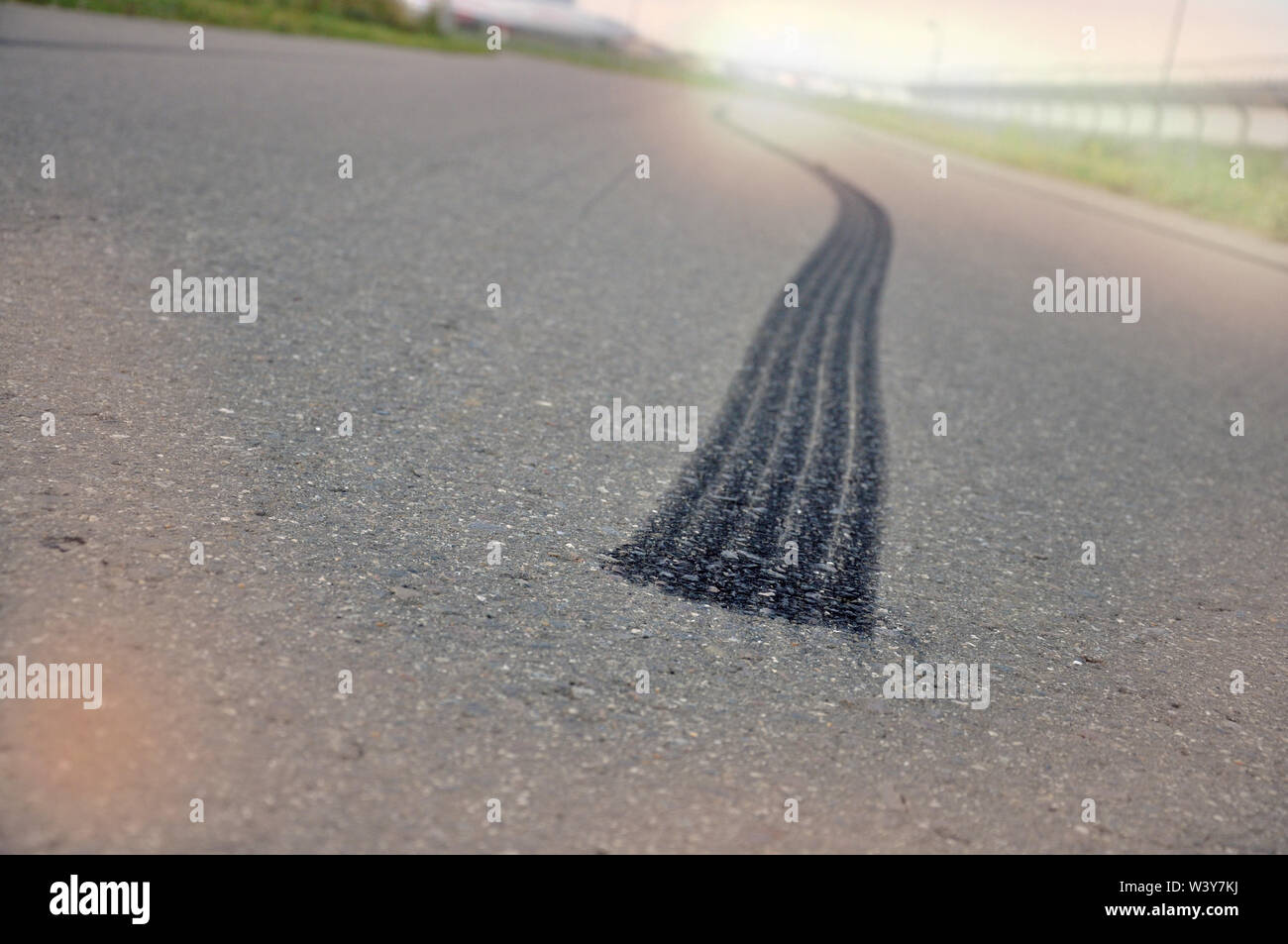 Le tracce di un pneumatico da una frenata di emergenza su asfalto Foto Stock