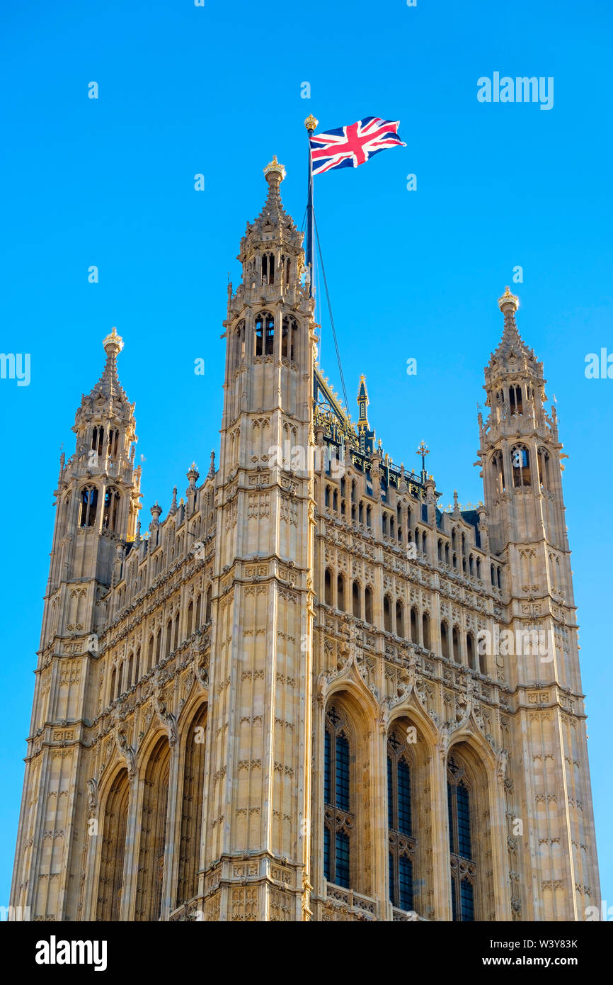 Regno Unito, Inghilterra, Londra. Union Jack flag volato sopra Victoria Tower, Palazzo di Westminster, la casa del parlamento del Regno Unito. Foto Stock