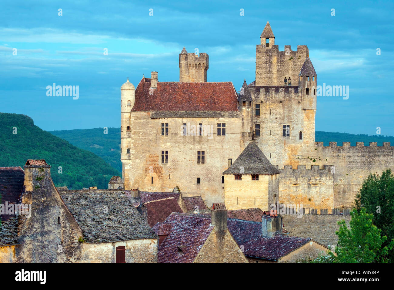 Beynac-et-Cazenac castello e case medievali, Dipartimento di Dordogne, Aquitaine, Francia Foto Stock