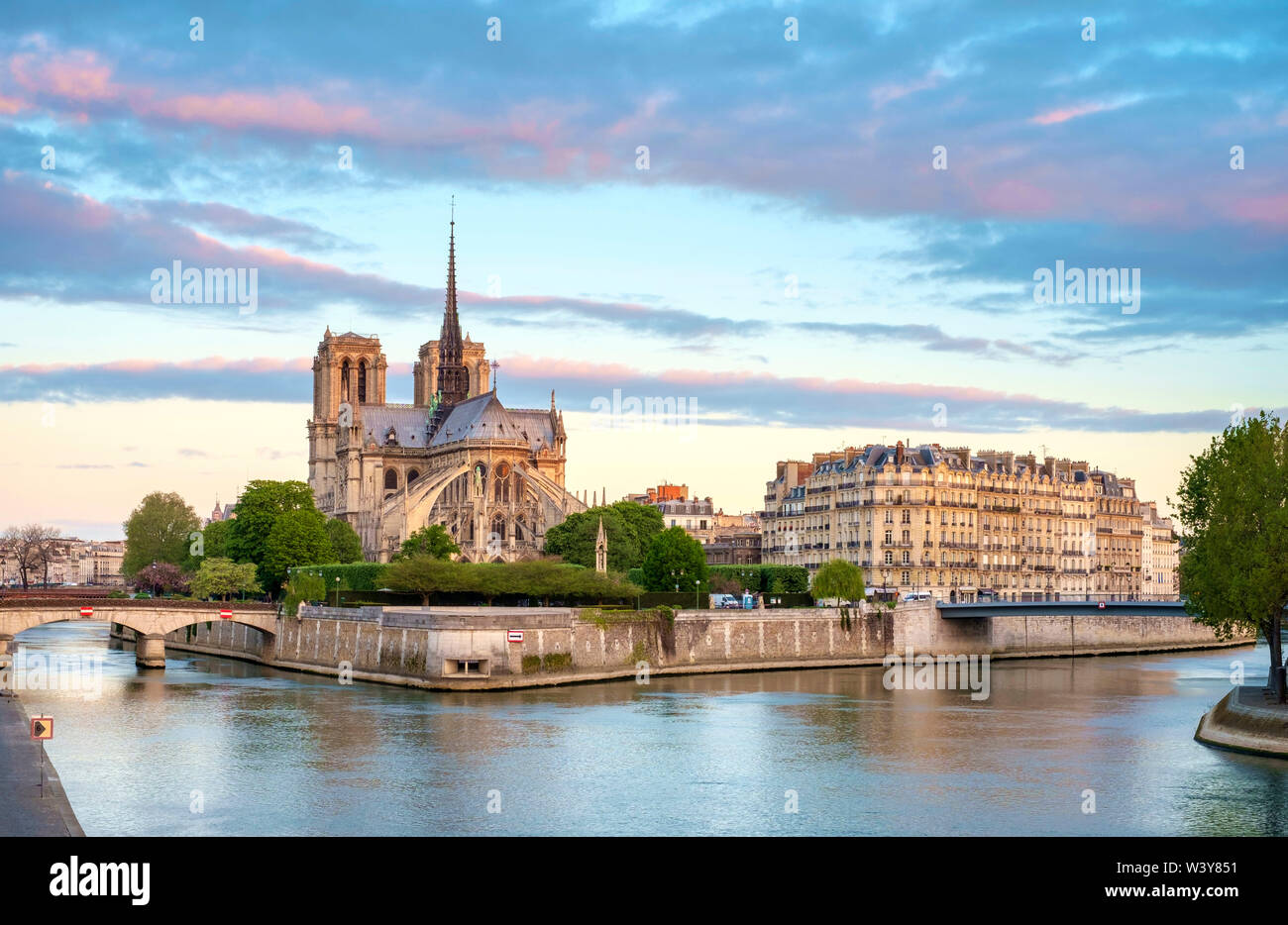 La cattedrale di Notre Dame sulle rive del fiume Senna a sunrise, Parigi, Île-de-France, Francia Foto Stock