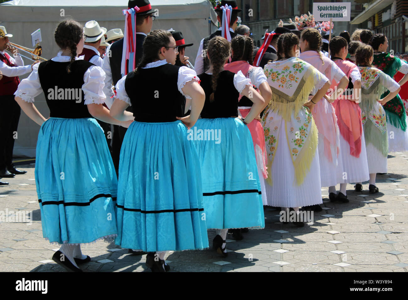 Timisoara, Timis / Romania - Giugno 16th, 2019: giovane tedesco schwaben ballerini da Banat, in costumi tradizionali a Heimattage 2019 Foto Stock