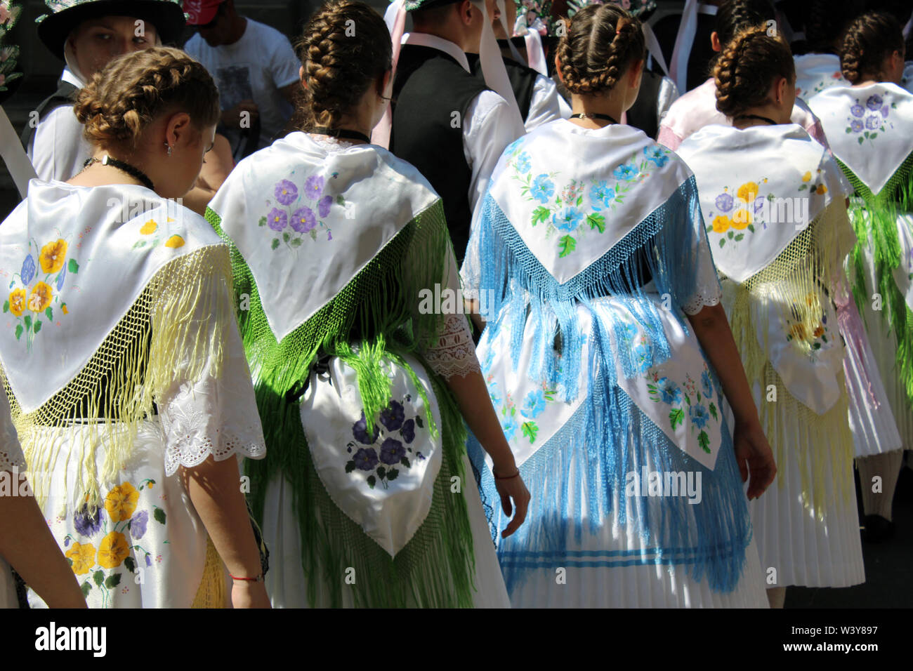 Timisoara, Timis / Romania - Giugno 16th, 2019: giovane tedesco schwaben ballerini da Banat, in costumi tradizionali a Heimattage 2019 Foto Stock