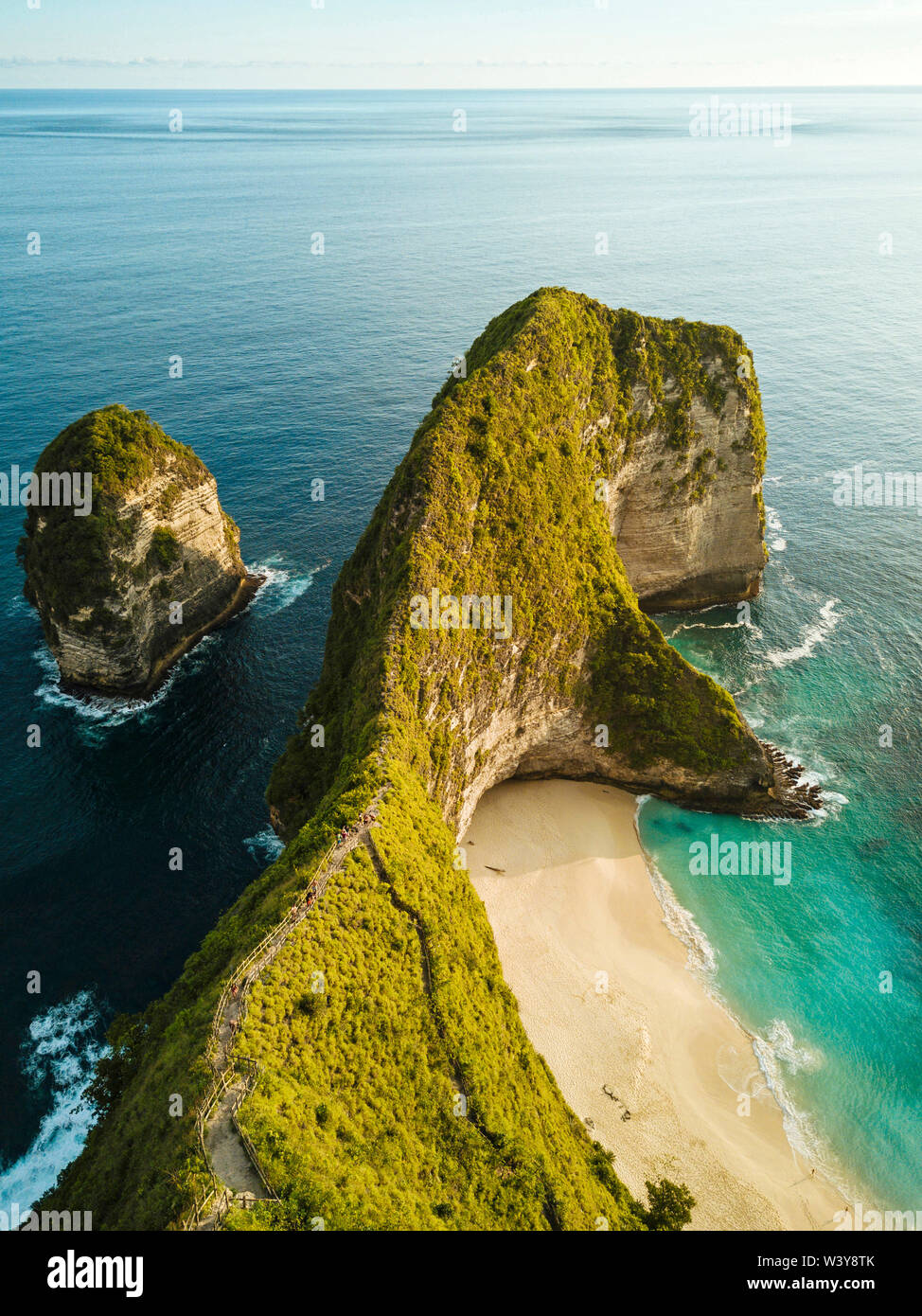 Vista aerea della spiaggia Kelingking, Klungkung, Nusa Penida, Bali, Indonesia Foto Stock