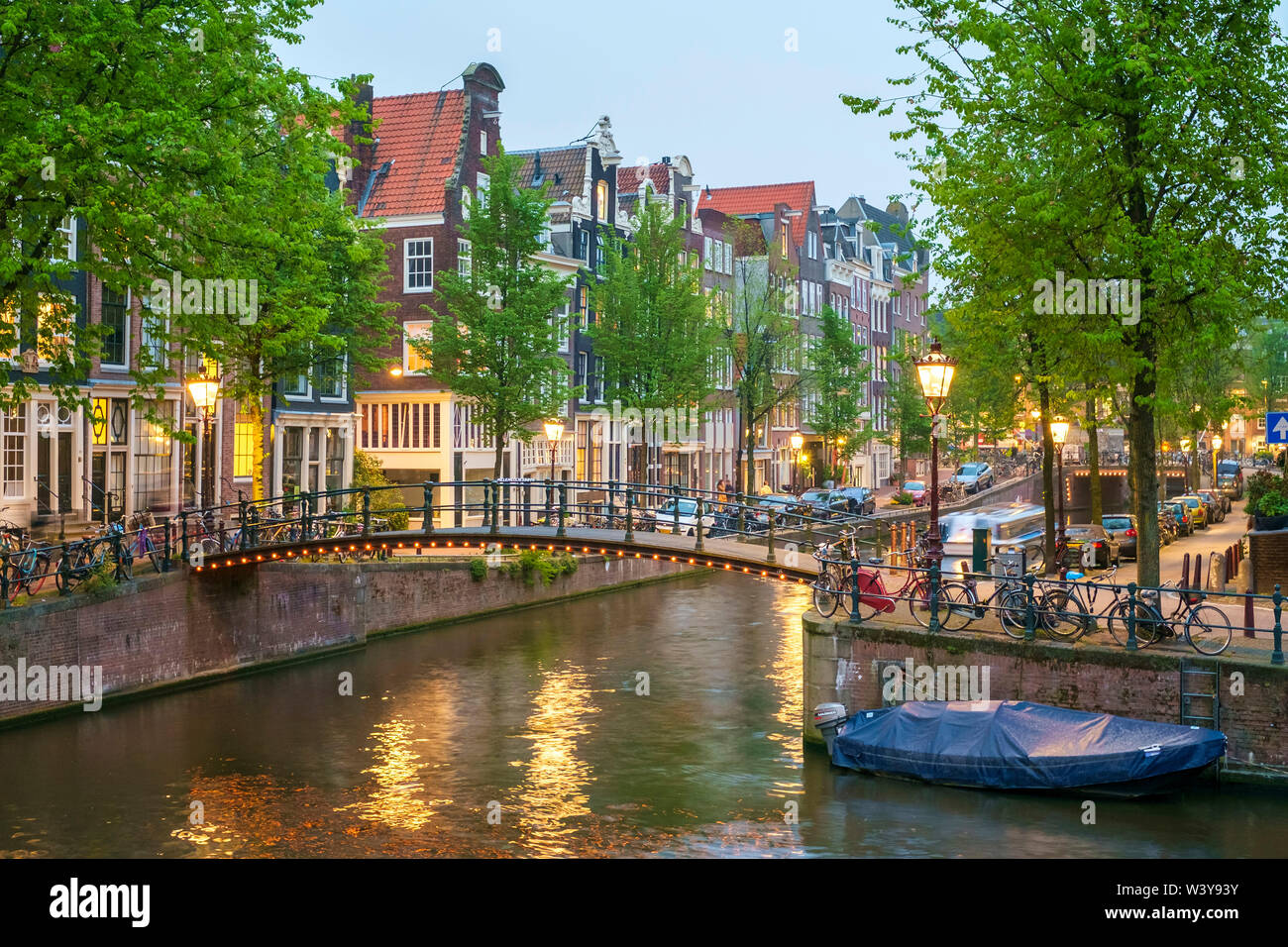 Ponte sul Brouwersgracht in western Grachtengordel canal ring al crepuscolo, Amsterdam, Olanda Settentrionale, Paesi Bassi Foto Stock